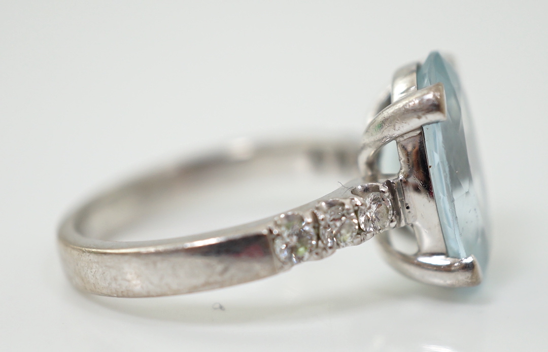 A modern 18ct white gold and single stone oval cut aquamarine set ring